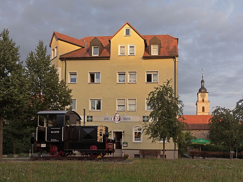 File:Neustadt an der Aisch, bar Uncle Frank met kerktoren DmD-5-75-153-45 op de achtergrond foto9 2016-08-05 20.12.jpg