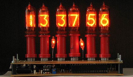 Horloĝo kun Nixie vakutuboj ZM1210 farita de Telefunken