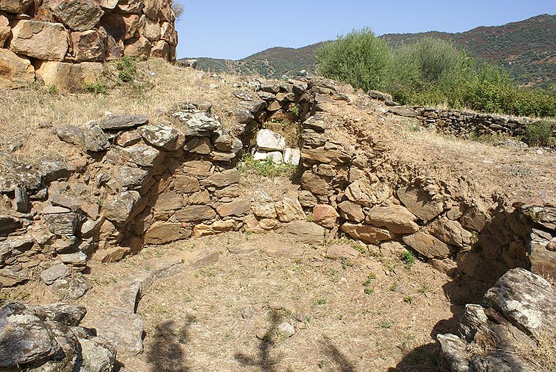 File:Nuraghe San Pietro 19.jpg