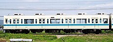 5200形は1段下降窓・扉窓は、1 - 4次車はHゴム、5次車以降は押え金で固定