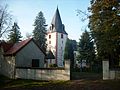 Kirche mit Ausstattung, Kirchhof und Einfriedung sowie Denkmal für die Gefallenen des Ersten Weltkrieges