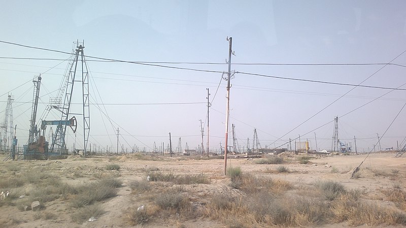 File:Oil wells in Balakhani.jpg