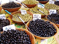 Verschiedenartig angebotene und eingelegte Oliven