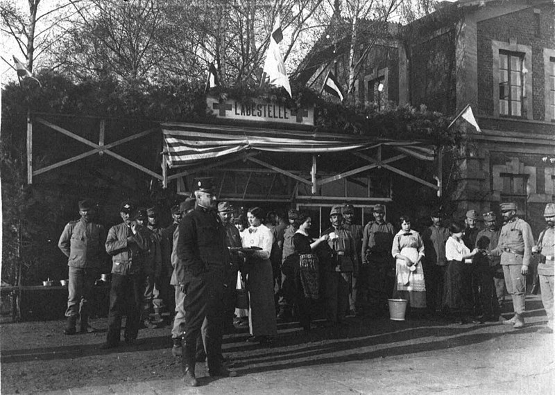 File:Olkusz - Wydawanie żywności przez panie z Ligi Kobiet na stacji kolejowej 1915.jpg