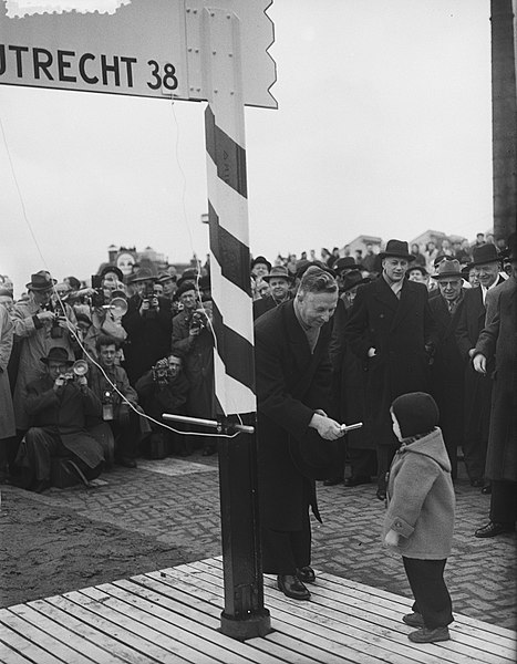 File:Opening nieuwe weg naar Utrecht door Minister Algera, Bestanddeelnr 906-3710.jpg