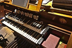 Orgel Spieltisch St. Stephanus in Stefanskirchen (Ampfing).jpg