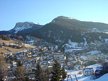 Un paese di montagna in lontananza.