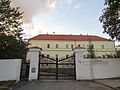 Čeština: Celkový pohled na zámek přes bránu v Nových Syrovicích, okr. Třebíč. English: Overview of castle with gate in Nové Syrovice, Třebíč District