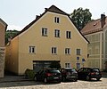 Wohnhaus mit Laden