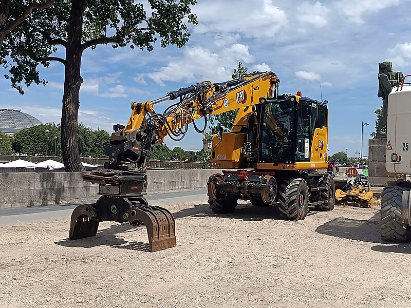 File:Pelleteuse rail-route (ETF), chantier du RER C - Invalides (juillet 2023) - 1.jpg