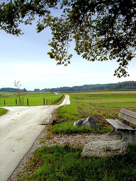 File:Perchting, Römerstrasse Kempten-Gauting.jpg