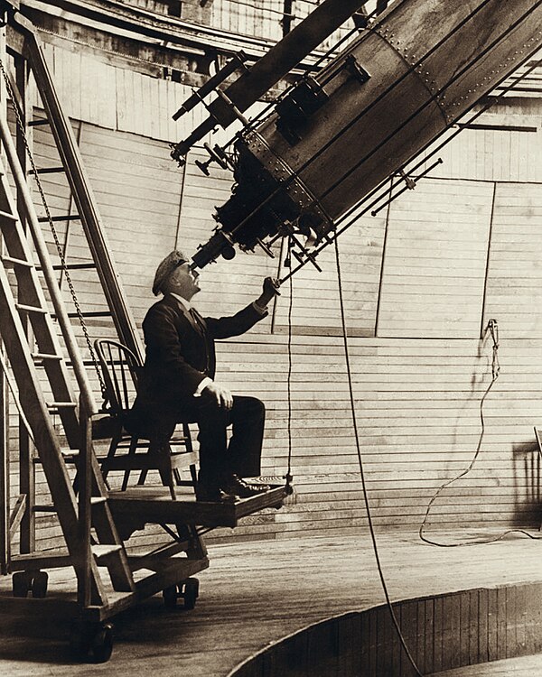 Percival Lowell bekijkt Venus door zijn telescoop