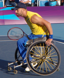 Piter Vikstrom London 2012 Paralimpiya erkaklar juftligi yarim finalida o'ynamoqda.