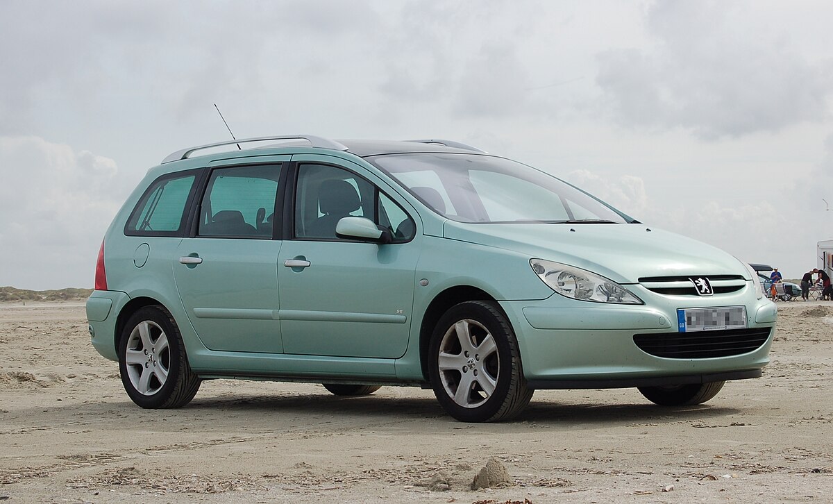 Car, Peugeot 307 SW, hatchback, Lower middle-sized class, light green,  model year 2002-, side view, driving, ams 15/2002, Seite Stock Photo - Alamy