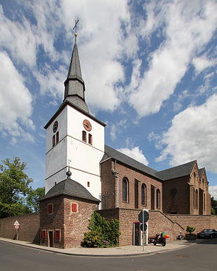 St. Pantaleon's church in the centre of the village Pfarrkirche Sankt Pantaleon Erp.jpg