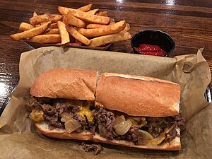 Philly Cheesesteak mit Pommes