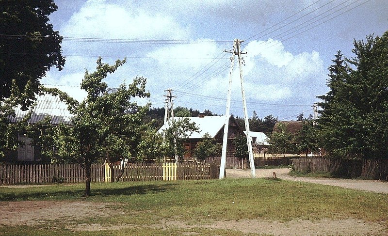 File:Pianki, skrzyżowanie dróg (1978r.) - panoramio (1).jpg