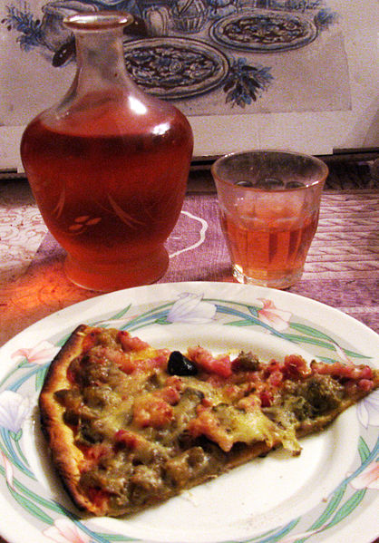 File:Pizza à la bohémienne et Alpes-de-Hautes-Provence IGP rosé.JPG