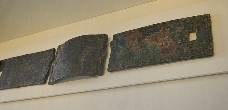 File:Placas iberas articuladas procedentes del yacimiento del Cerro de Maquiz - M.A.N. 02.jpg