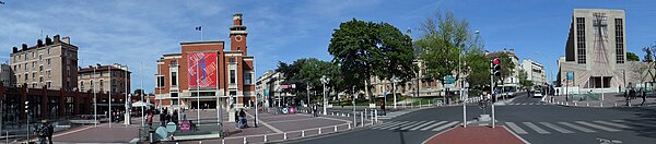 Émile Cresp Place, Belfry, Town Hall and St Jacques church.