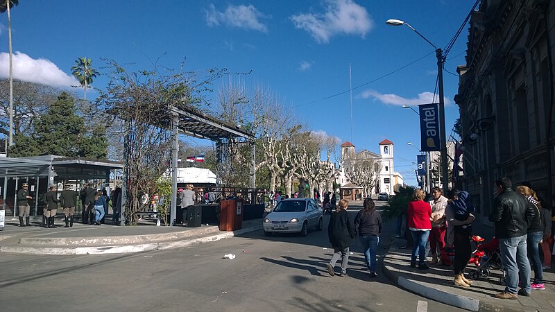 File:Plaza Constitución Melo.jpg