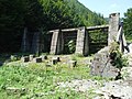 Čeština: Nefunkční regulace horské řeky poblíž vesnice Poienile de Sub Munte v Maramureši v Rumunsku nápověda English: Mountain river dam near Poienile de Sub Munte village in Maramureş county, Romania