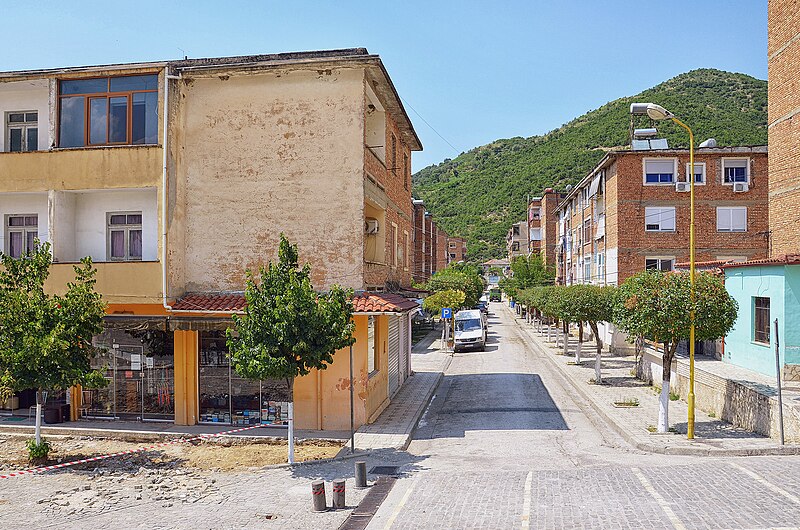 File:Poliçan, Albania 2016 04.jpg