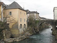 Le moulin de Montreal à gauche du pont des Galeries.