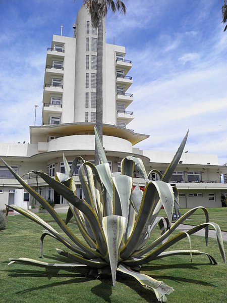 File:Popa del Yacht Club Uruguayo.JPG