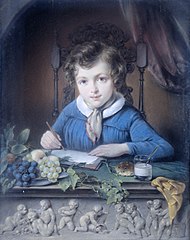 Portret van een jongen, zittend in een raamnis en gekleed in een blauw jasje