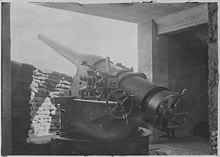 A 164.7 mm (6.48 in) Modele 1893 gun converted for use ashore during World War I Positions dans le secteur de Nares (juin 1916) - Nares (anciennement) ; Nea Filadelfeia (actuellement) (environs) - Mediatheque de l'architecture et du patrimoine - APOR050432.jpg