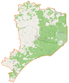 Mapa konturowa powiatu hajnowskiego, blisko prawej krawiędzi znajduje się owalna plamka nieco zaostrzona i wystająca na lewo w swoim dolnym rogu z opisem „Dziedzinka”