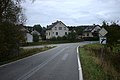 Čeština: Domy ve vesnici Pozovice, kraj Vysočina. Hlavní silnice je v popředí English: Main road and some buildings in the village of Pozovice, Vysočina Region, CZ