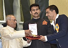 Pranab Mukherjee apresentando o prêmio Swarn Kamal ao produtor Shri Venkateshwara Creations, Rep Shri VV Reddy de Melhor Filme Popular com Entretenimento Saudável Sathamanam Bhavathi (cortado) .jpg