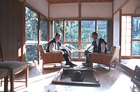 Makan siang bersama Ronald Reagan (di kediaman negara Nakasone di Hinode, Nishitama, Tokyo pada 1983)
