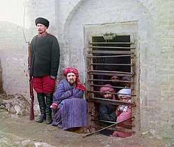 Een schildwacht gekleed in het uniform van een liniebataljon in de zindan, Bukhara, 1915.