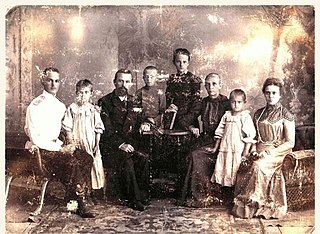 Семья Протопоповых в Муроме. Николай стоит по центру
