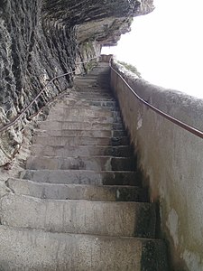 Quelques marches sur le 187 de l'escalier du roi d'Aragon à Bonifacio.jpg