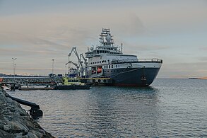 RV Kronprins Haakon -tutkimusalus Longyearbyenin satamassa (kuva vuodelta 2021).