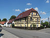 Alte Schmiede, links dahinter das Wohnhaus des Gehöfts Bahnsteg 1