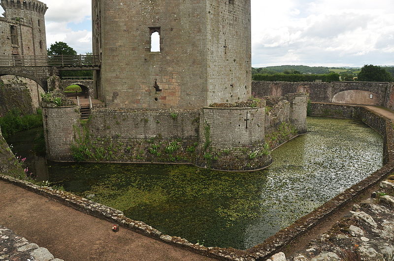 File:Raglan Castle (0323).jpg