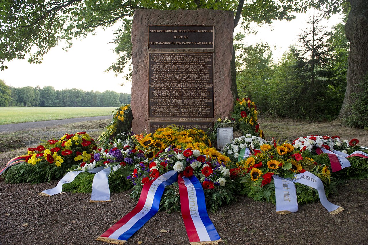 File Ramstein Air Show Disaster Memorial Jpg Wikimedia Commons