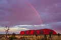 Ein seltener rosafarbener Regenbogen über dem Uluru