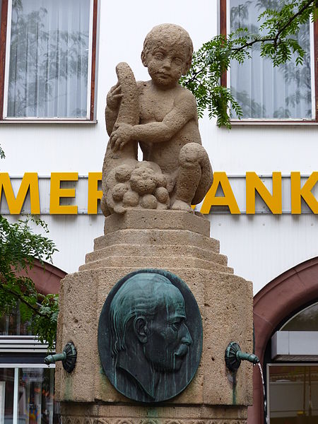 File:Rathausbrunnen Schramberg 02.JPG