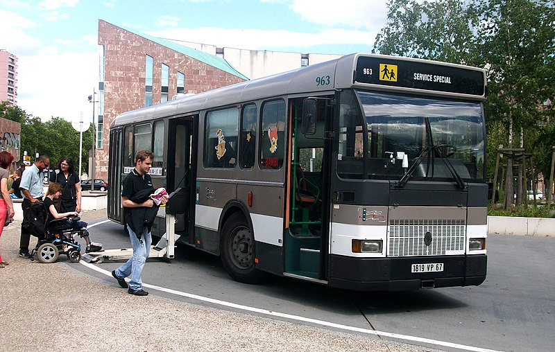 File:Renault SC 10 n°963 place de l'Etoile - Palette PMR sortie.JPG