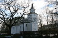 Foto einer weiß gestrichenen Holzkirche