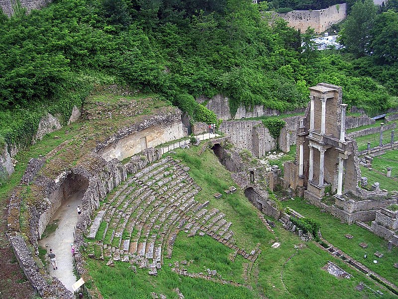 File:Roman theatre (Volterra) - panoramio.jpg