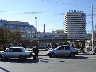 Widok na budynek dworca z ulicy