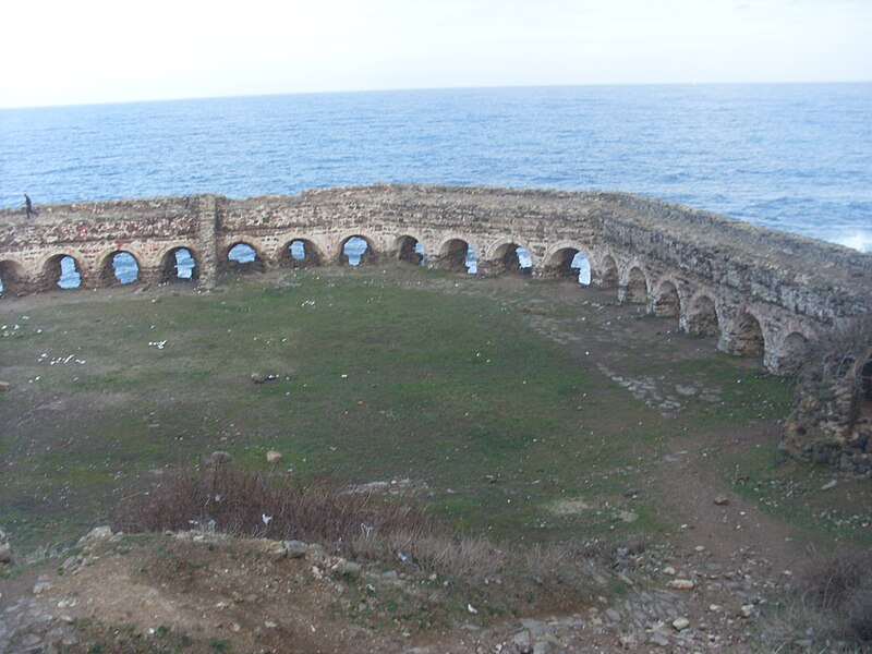 File:Rumeli Feneri Castle p3, Jan 2014.JPG