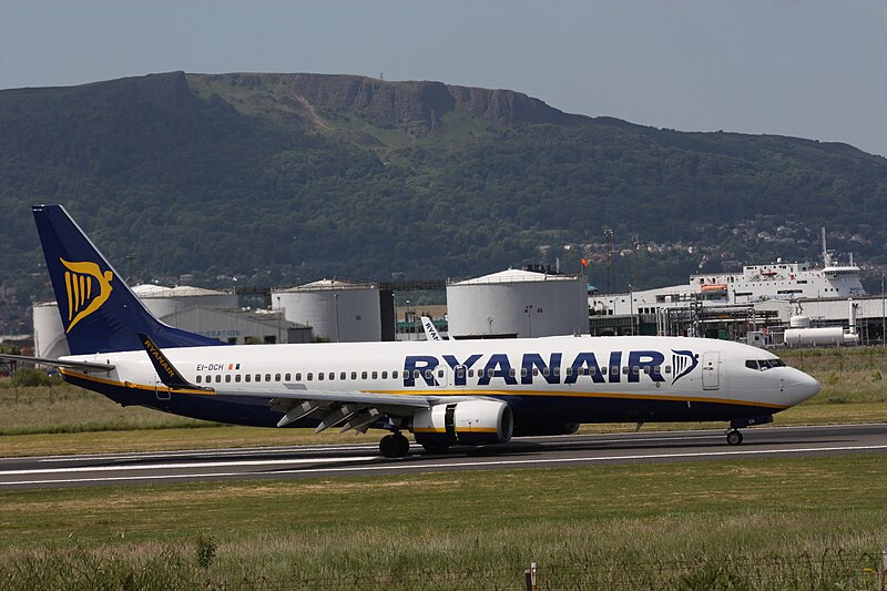 File:Ryanair (EI-DCH), Belfast, June 2010 (01).JPG